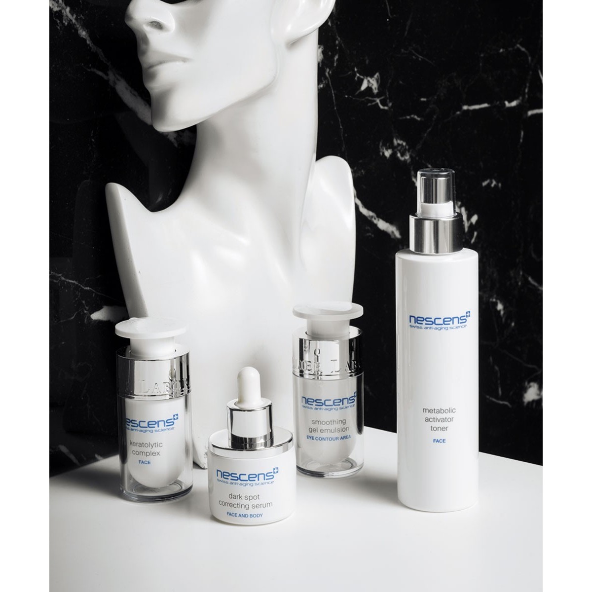 The Radiance and Glow Protocol prevents skin damage caused by pollution, exposure to UV radiation and natural skin aging.