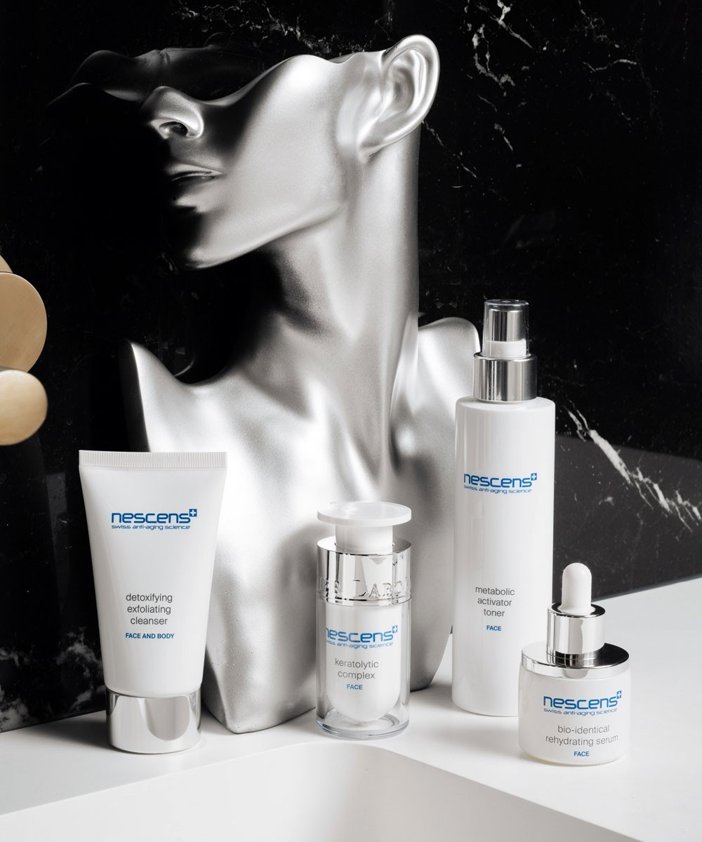 The Initial Anti-aging Protocol provides an instant unifying and radiant effect to irregular and dull skin